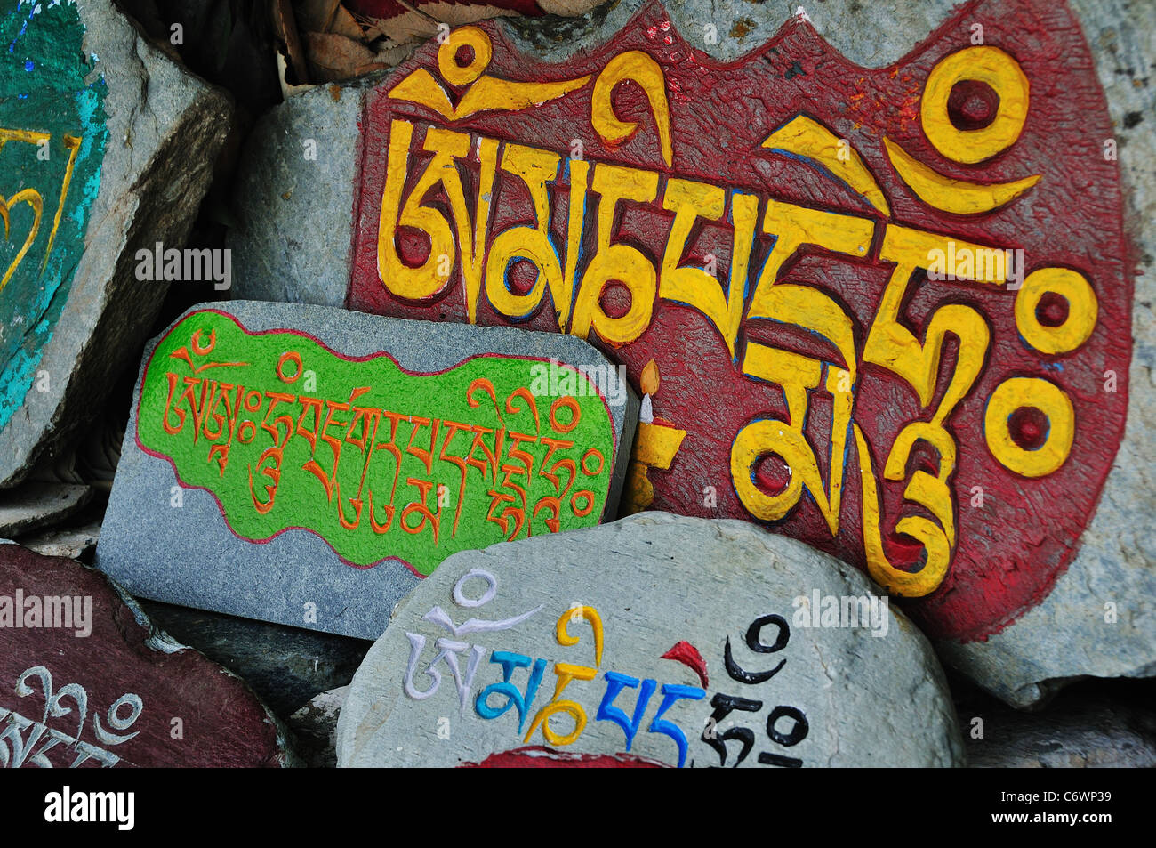 Il Tibetano mani la pietra dalla tranquilla pass. Foto Stock
