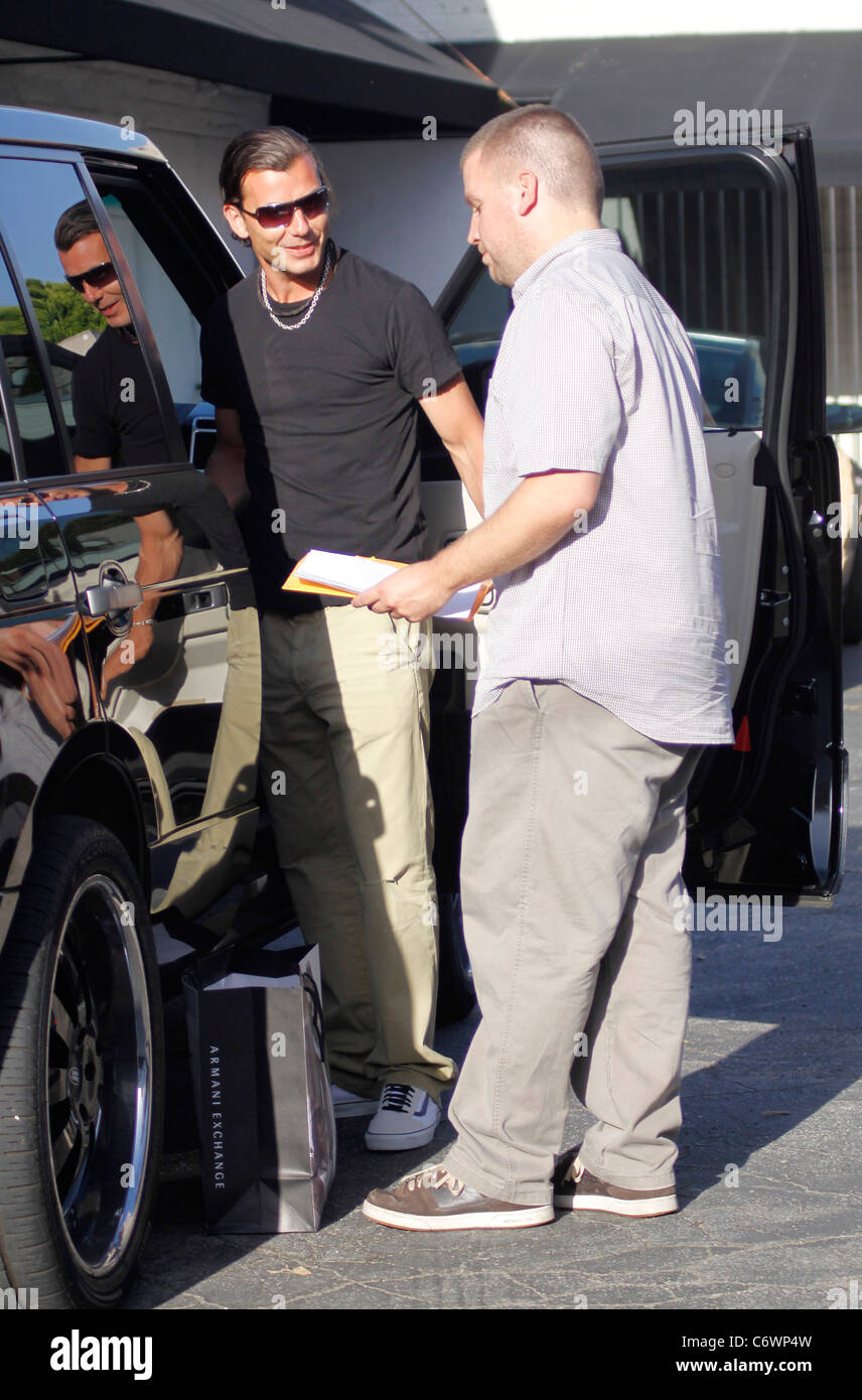 Gavin Rossdale shopping presso l'Armani Exchange su Robertson Boulevard Los Angeles, California - 06.05.10 KOKOPIX Foto Stock