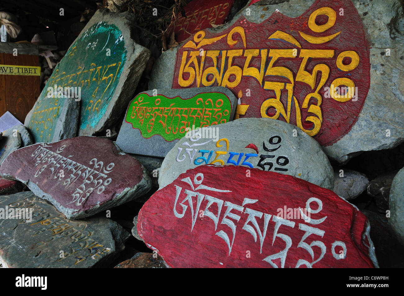 Il Tibetano mani la pietra dalla tranquilla pass. Foto Stock