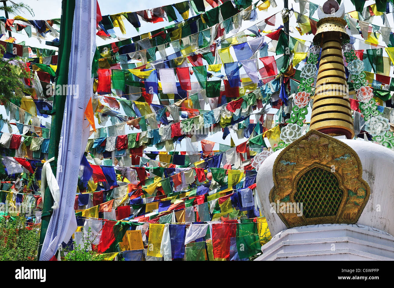 Preghiera tibetano bandiera al tempio Tsuglagkhang. Foto Stock