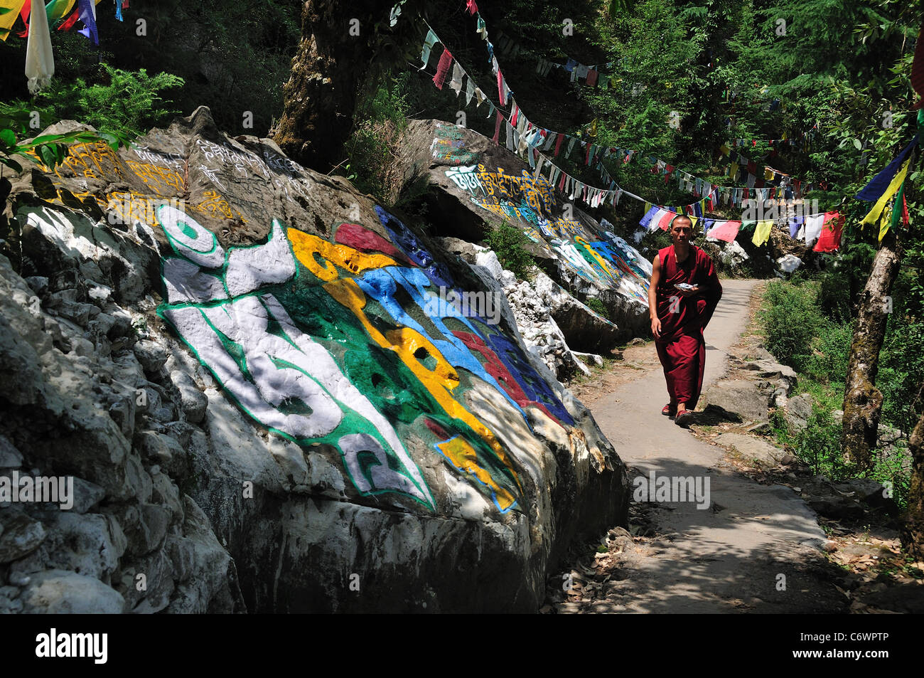 Monaco tibetano a piedi attraverso a mani la pietra. Foto Stock