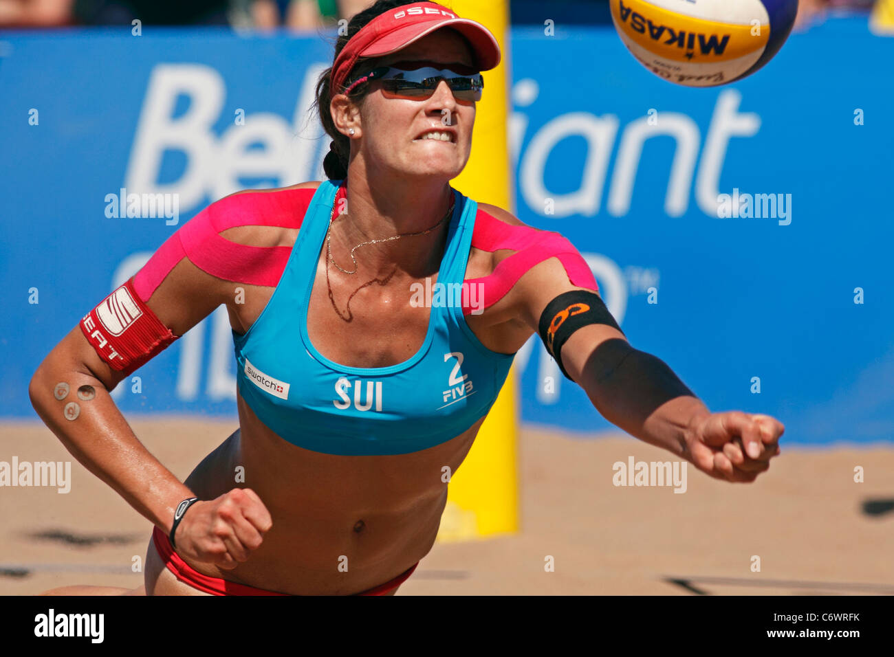 Joana Heidrich della Svizzera insegue la palla al 2011 FIVB Beach Volleyball Swatch Junior Campionati del mondo. Foto Stock