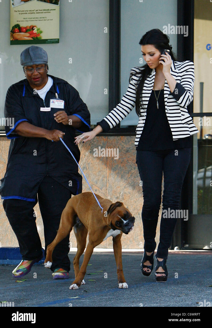 Kim Kardashian raccogliendo il suo cane Rocky da una toelettatura in West  Hollywood, la Los Angeles, Stati Uniti d'America - 25.04.10 Foto stock -  Alamy