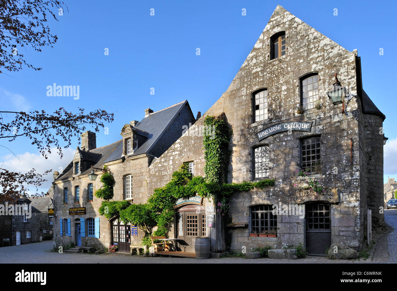Le case medioevali nel pittoresco villaggio Locronan, Finistère Bretagna, Francia Foto Stock