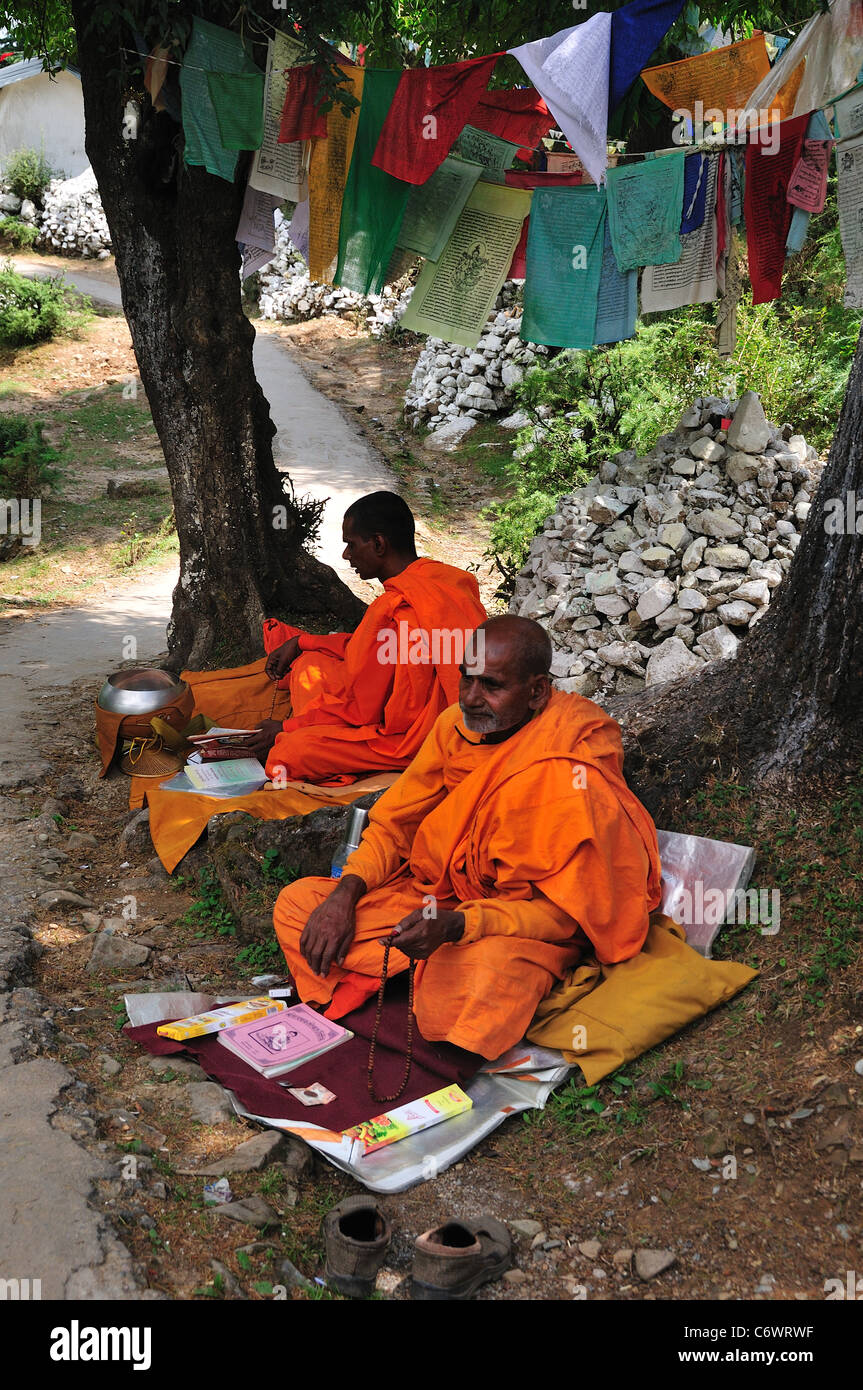 Indian i monaci buddisti pregano dalla tranquilla pass. Foto Stock