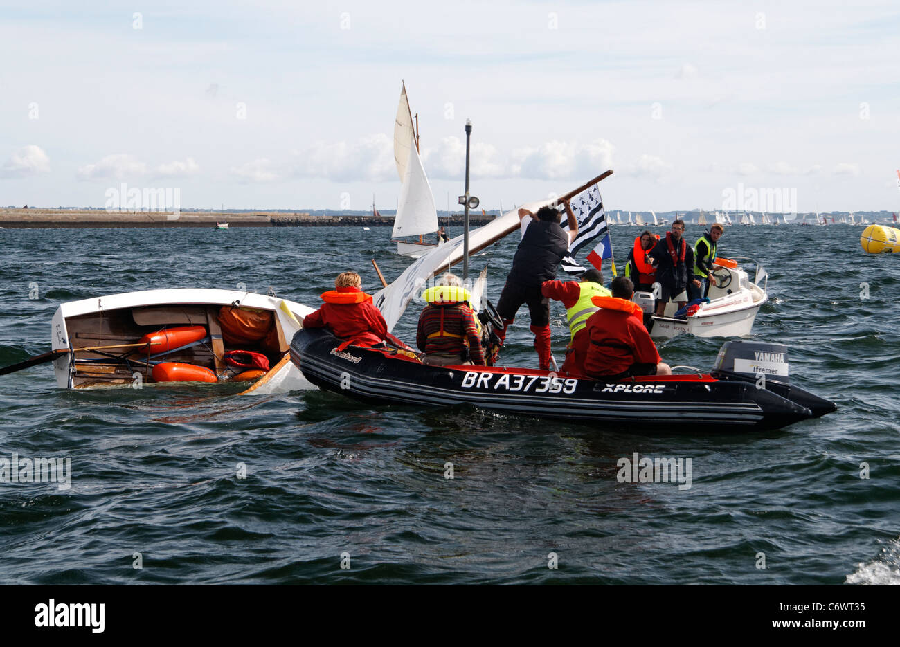Intervento di sicurezza per mettere in su una barca che ribaltati, Brest marittima festival (Brittany, Francia). Foto Stock