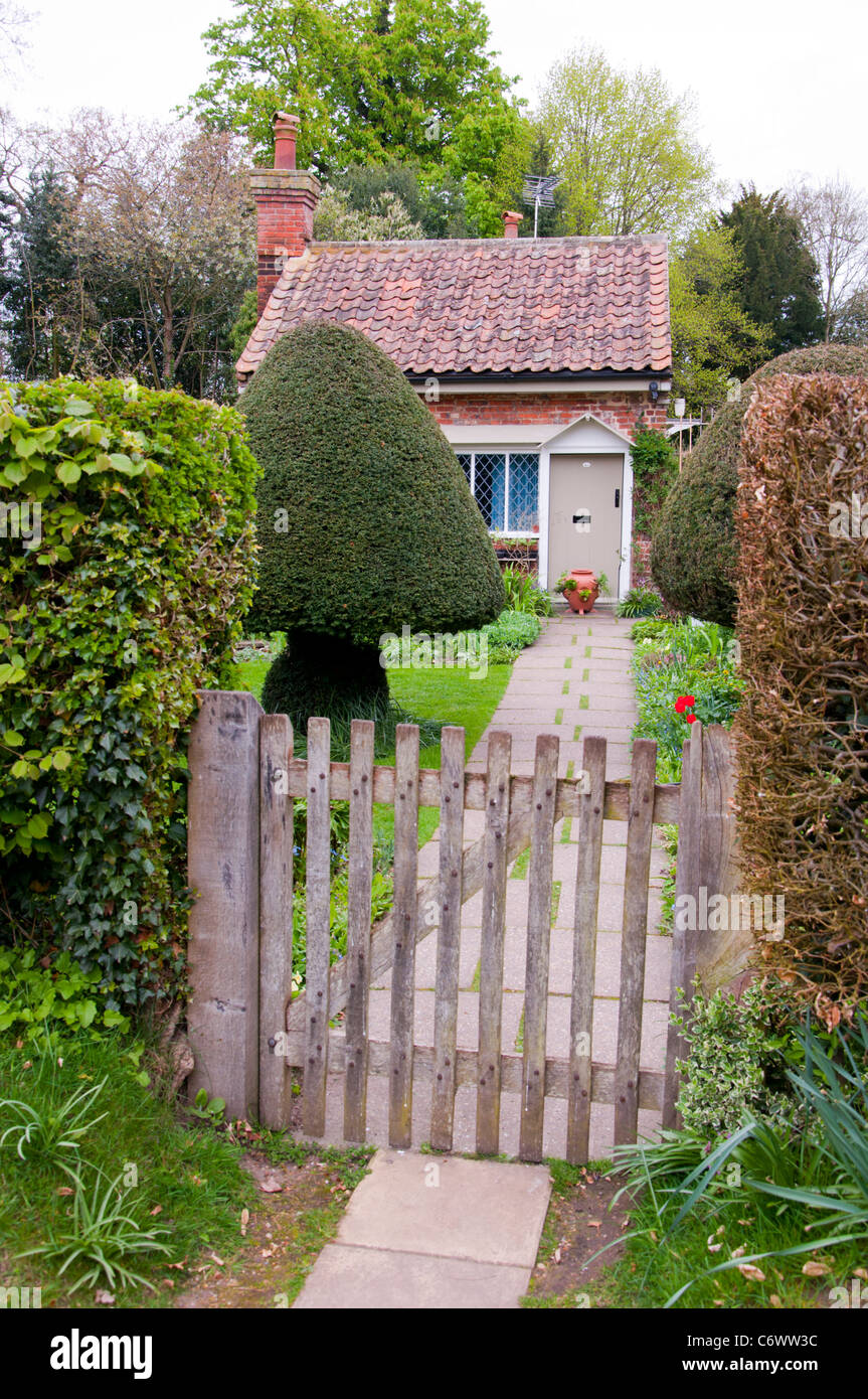 Paese di lingua inglese cottage garden gate e il percorso Foto Stock