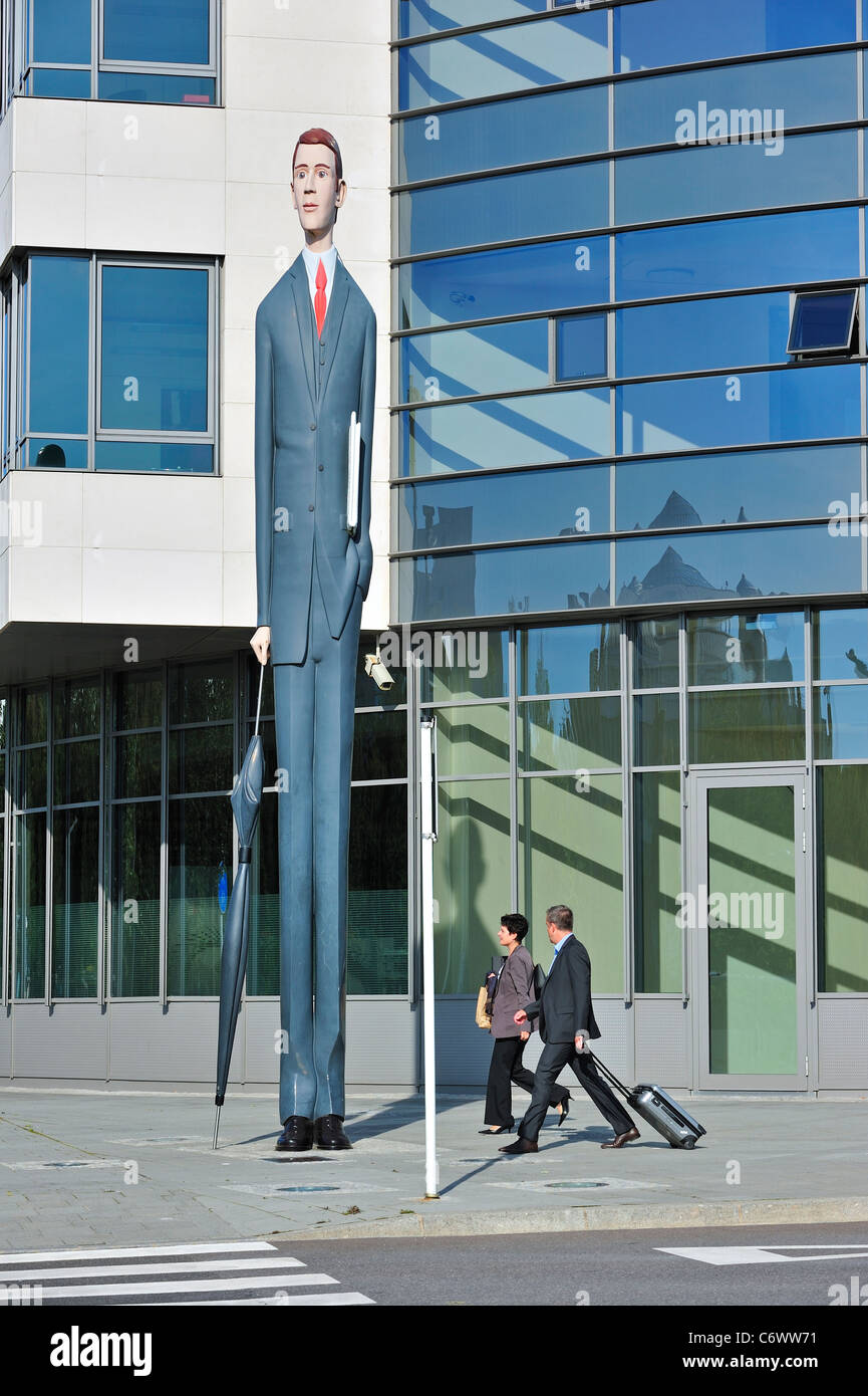 Le persone di affari e la scultura lungo Banchiere / Langer Baenker nella parte anteriore della Deka Bank a Kirchberg, Lussemburgo Foto Stock