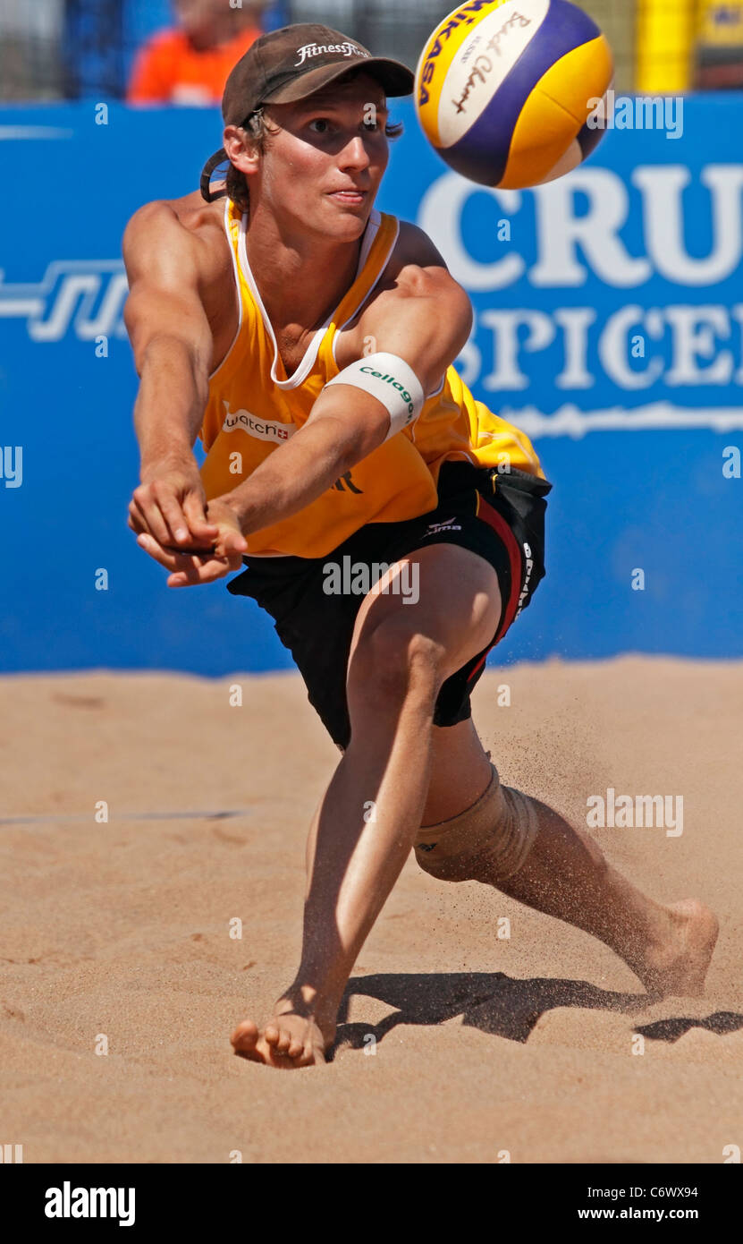 Jonas Schroder della Germania alla FIVB Beach Volleyball Swatch Campionati Mondiali Junior sul Sett. 2, 2011 in Halifax, Canada. Foto Stock