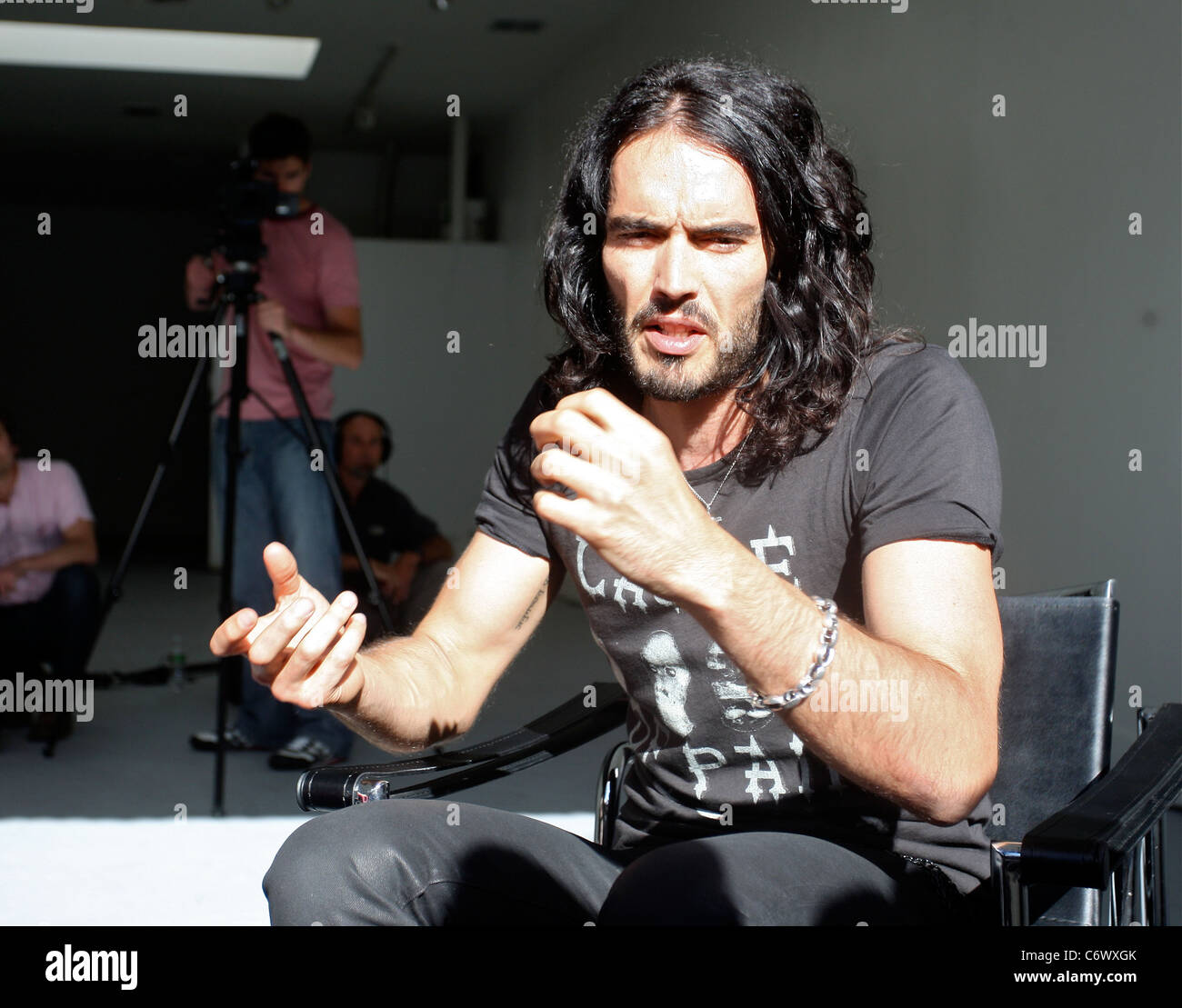 Perez Hilton interviste Russell Brand su Robertson Boulevard Los Angeles, California - 07.05.10 Foto Stock