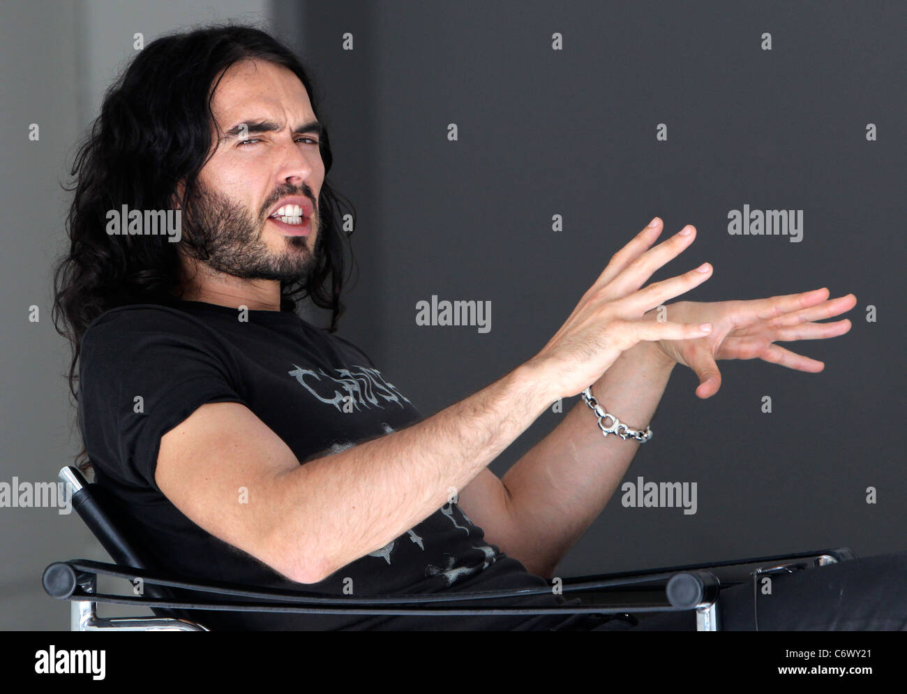 Perez Hilton interviste Russell Brand su Robertson Boulevard Los Angeles, California - 07.05.10 Foto Stock