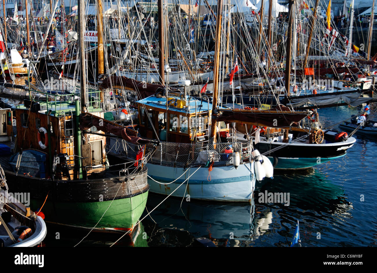 Barche tradizionali ormeggiata nel porto di Brest, festival marittimo (Finistère Bretagna, Francia). Foto Stock