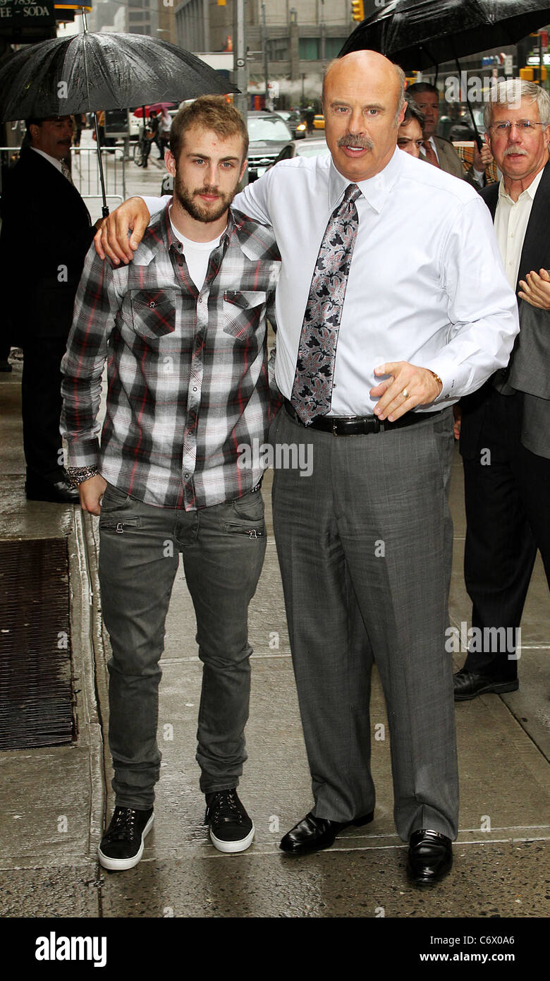 Phil McGraw aka Dr Phil con suo figlio Jordan McGraw (musicista) esterno Ed  Sullivan Theater per il "Late Show con David Foto stock - Alamy