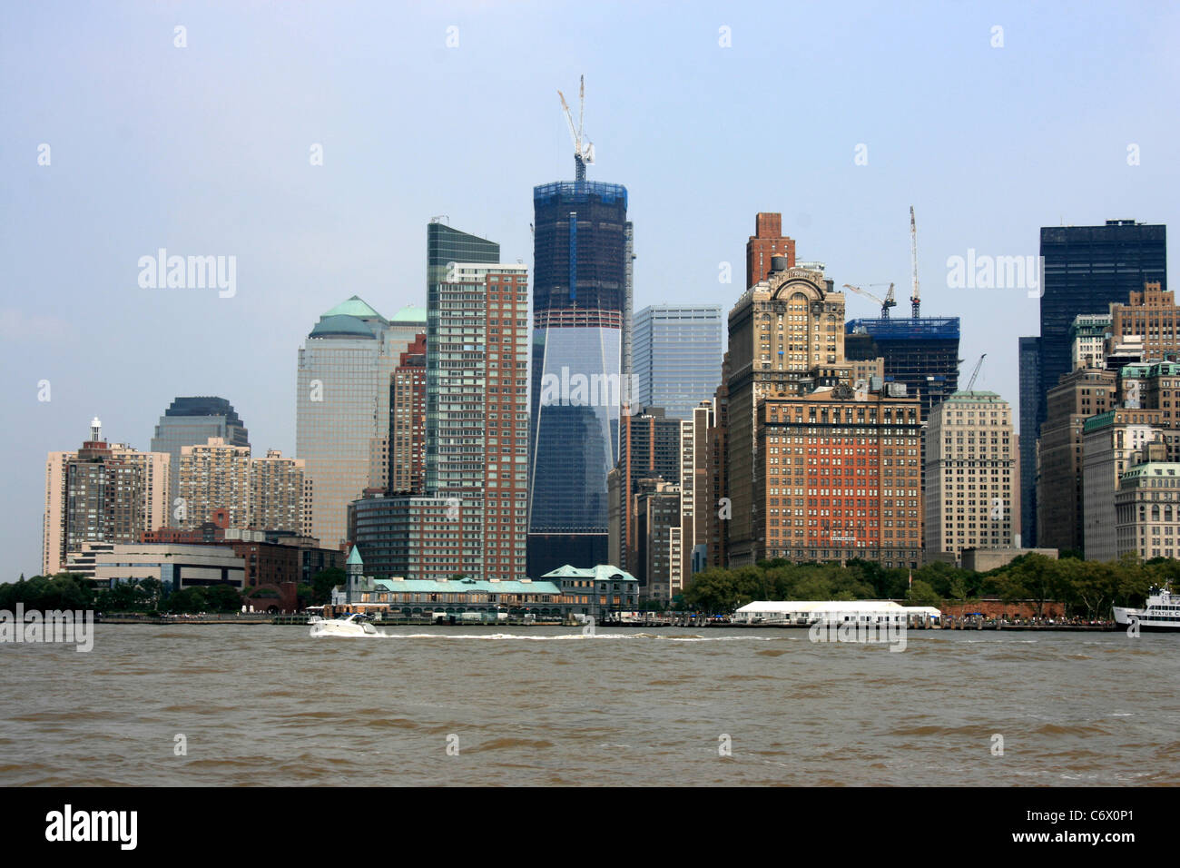 Inferiore dello skyline di Manhattan. World Trade Center la costruzione in background. Foto Stock