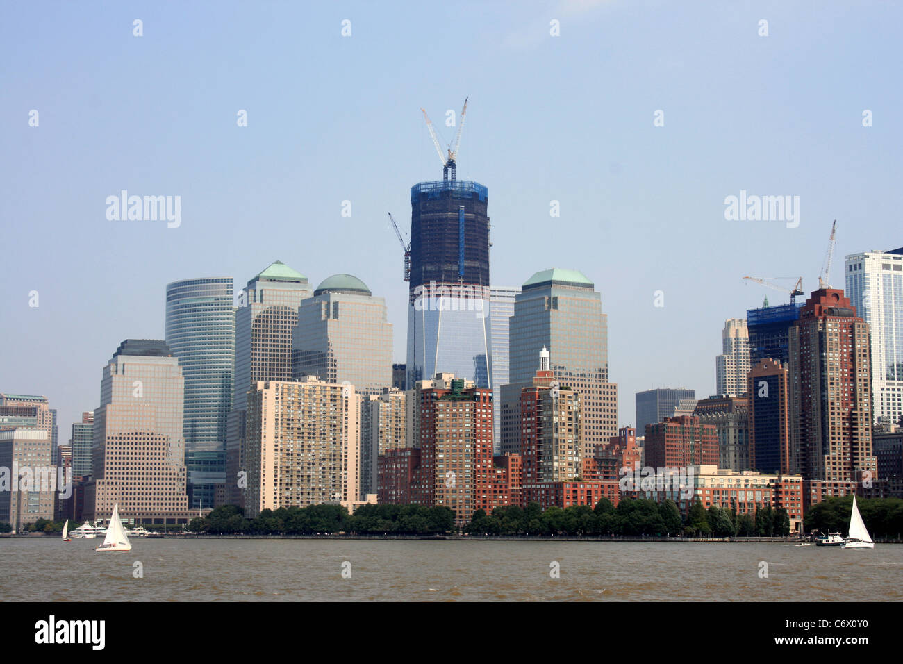 Inferiore dello skyline di Manhattan a Battery Park. World Trade Center la costruzione in background. Foto Stock
