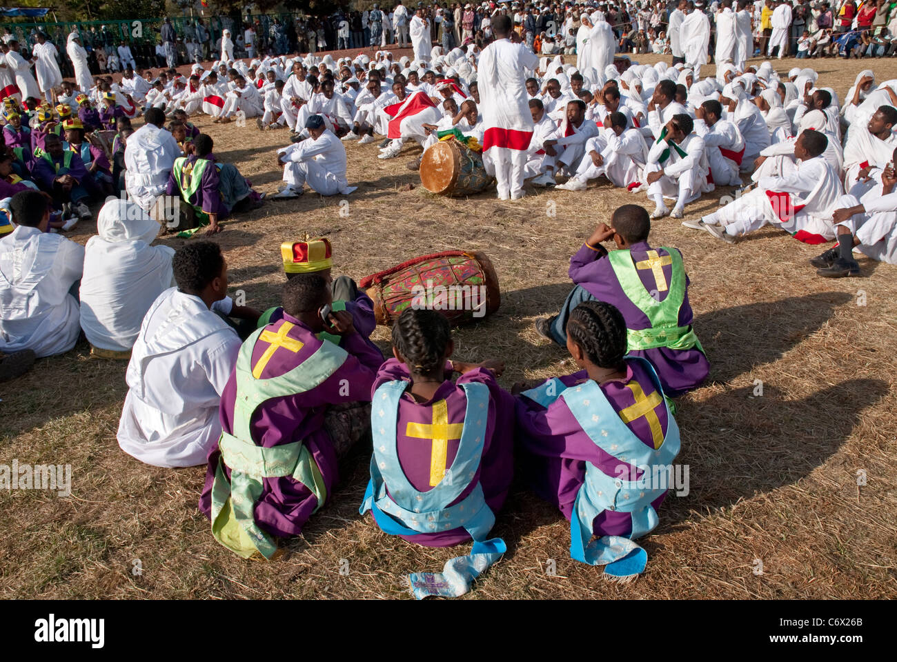 I cristiani ortodossi devoti seduti al Festival Temket celebrazioni. Foto Stock