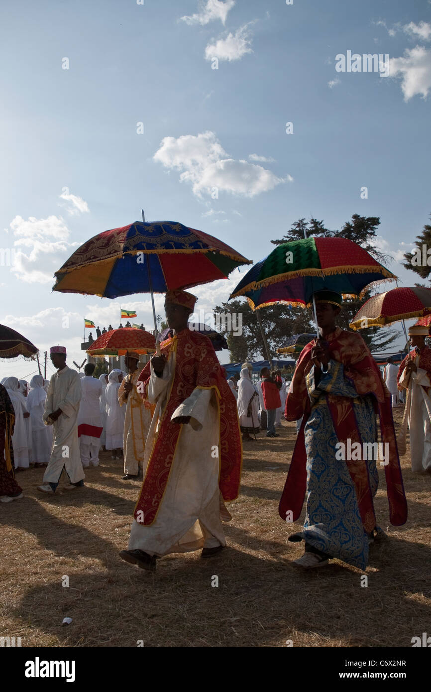I cristiani ortodossi devoti camminare sotto il loro ombrello cerimoniale presso il Timket Festival. Foto Stock