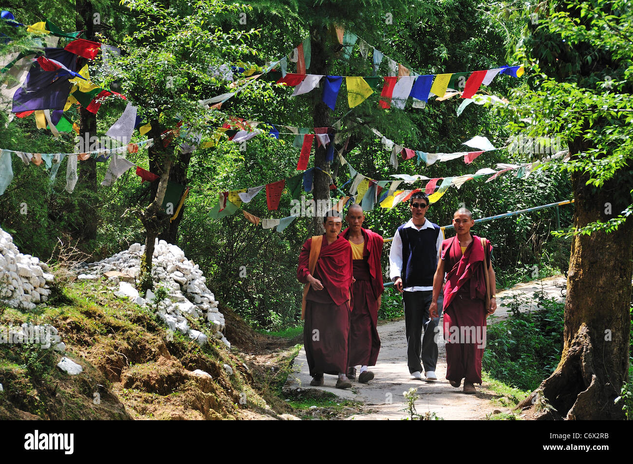 Momks camminando attraverso pacifici poco pass. Foto Stock