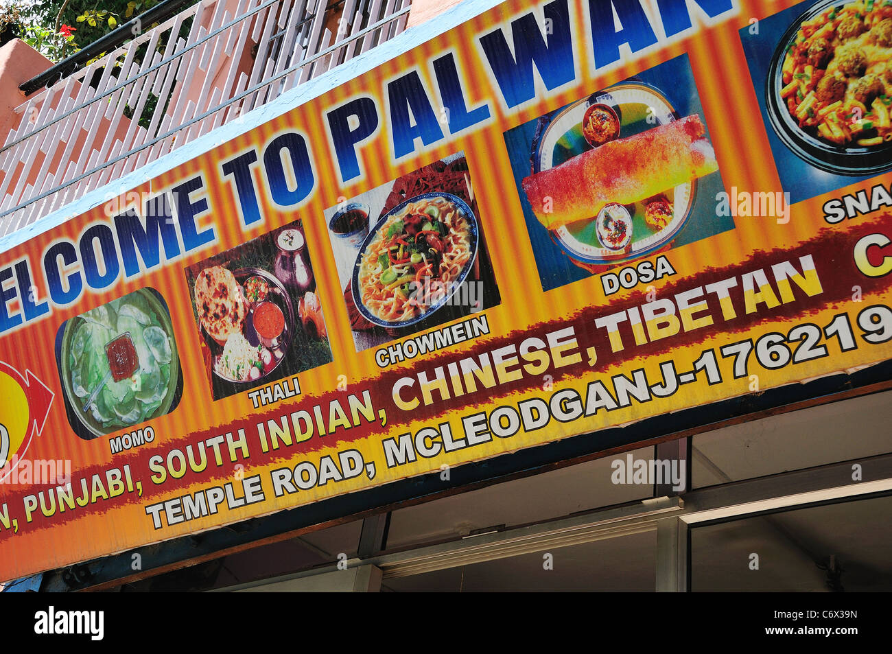 Ristorante segno bordo a McLeod Ganj. Foto Stock