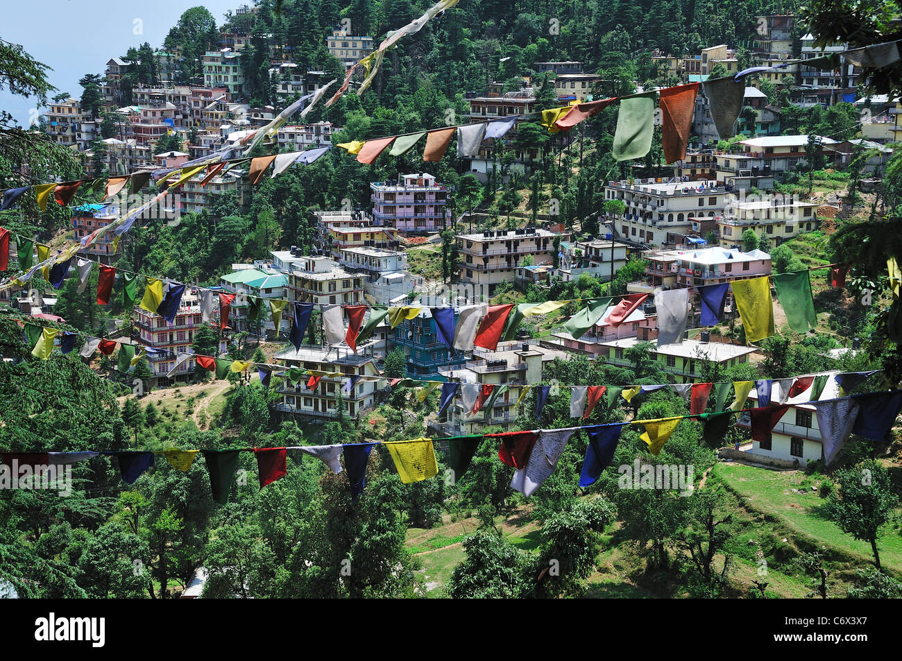 Vista di McLeod Ganj case. Foto Stock
