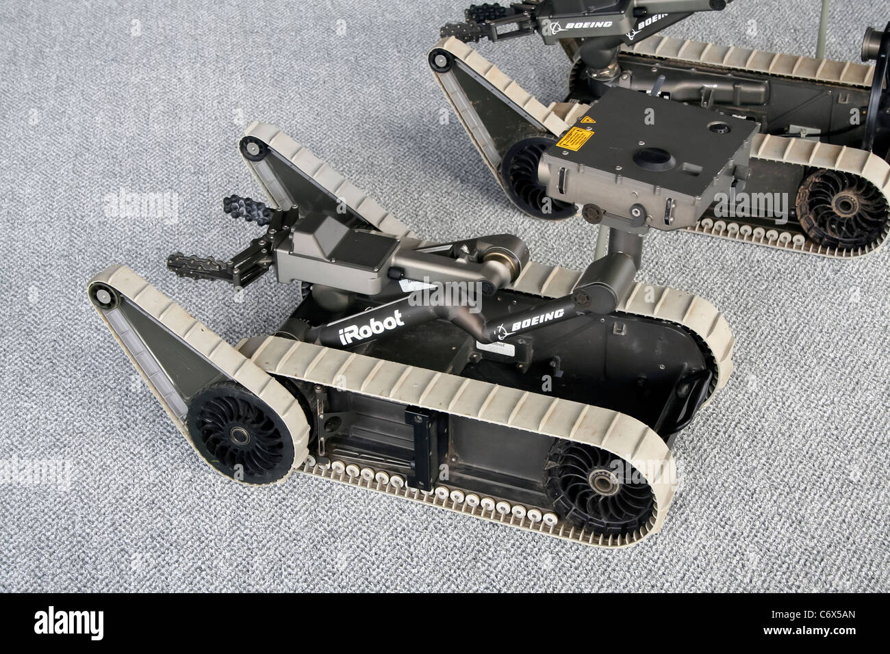 L'iRobot Boeing SUGV (Small Unmanned Ground Vehicle) è stato esposto al Farnborough International Airshow. Questo robot è progettato per attività di ricognizione e sicurezza, fornendo movimenti autonomi in ambienti difficili per applicazioni militari e industriali. Foto Stock