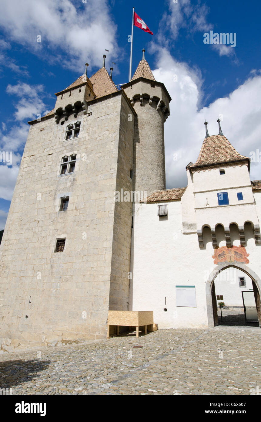 Chateau castello di Aigle, Canton Vaud, Svizzera. La torre e la bandiera svizzera Foto Stock