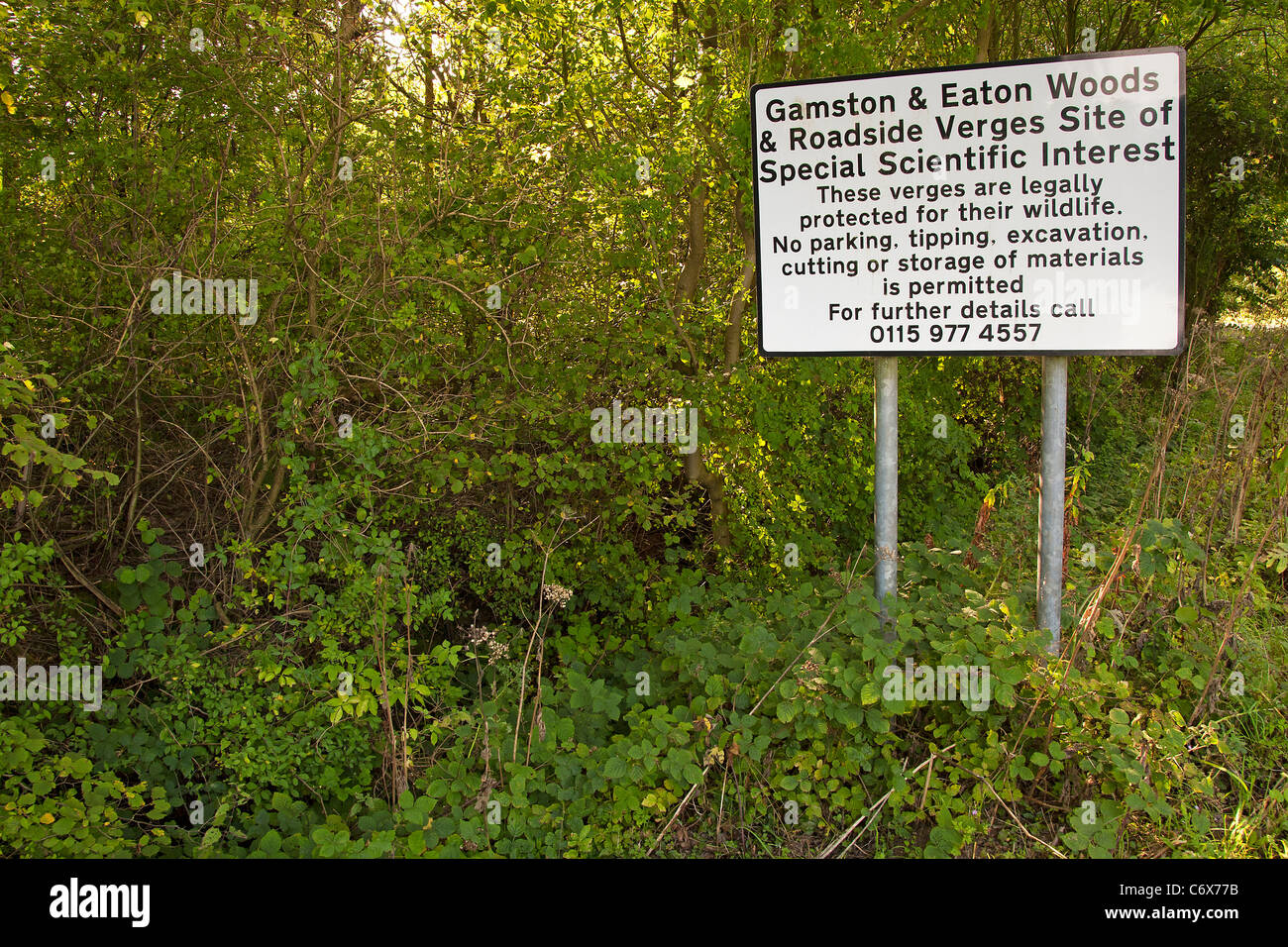 Un cartello stradale che designa i siti di particolare interesse scientifico (SSSI) di Eaton e Gamston boschi, vicino a Retford, Nottinghamshire Foto Stock
