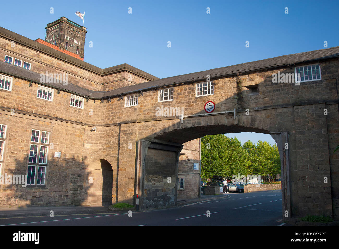 La pista che sorge su Bridgefoot a Belper, Derbyshire, e una volta entrato a far parte del nord(Strutt's) e west Belper mills. Foto Stock