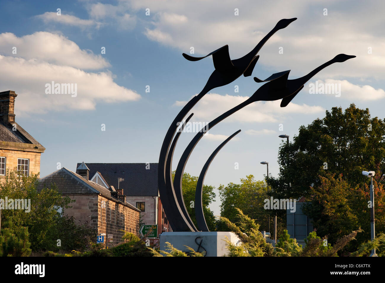 La scultura di oche in volo su una rotatoria, Matlock Rd, Belper, Derbyshire, Regno Unito. Eretto Aprile 2000 in occasione del millennio Foto Stock