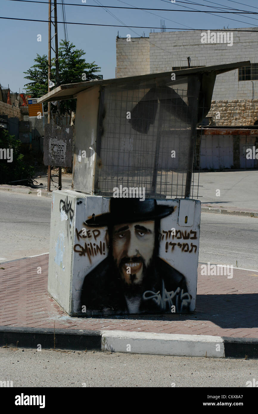 Un graffiti di ebrei ortodossi su un rifugio a Hebron, Cisgiordania, Israele. Foto Stock