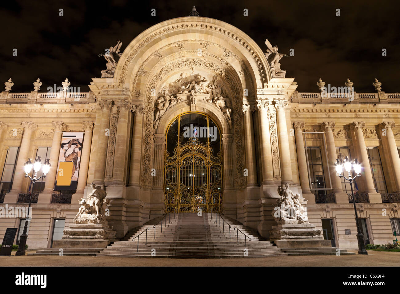 L'ingresso principale al Petit Palais di notte. Parigi, Francia. Foto Stock