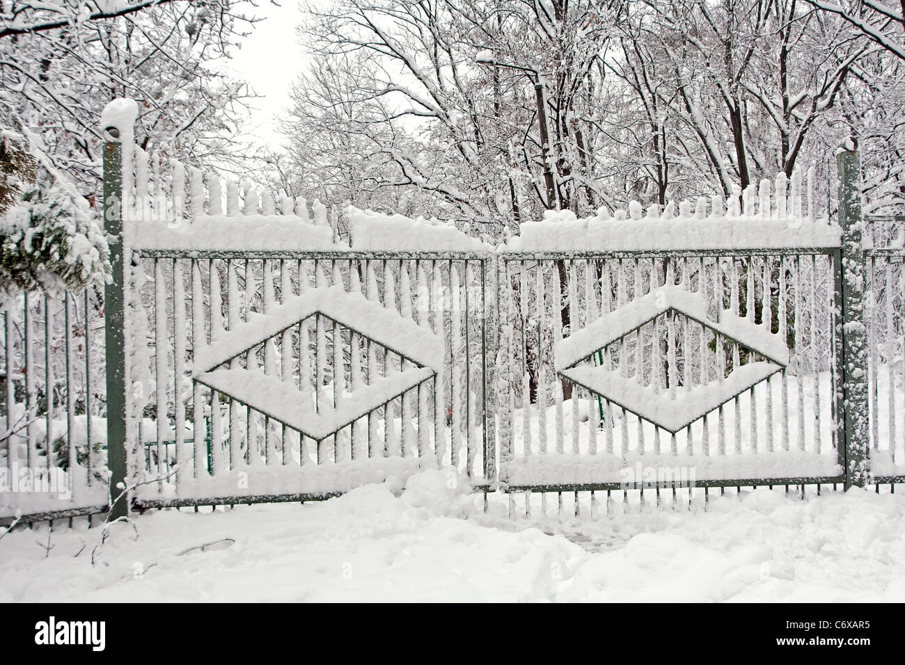 Cancelli ricoperti di neve sulla stagione invernale Foto Stock