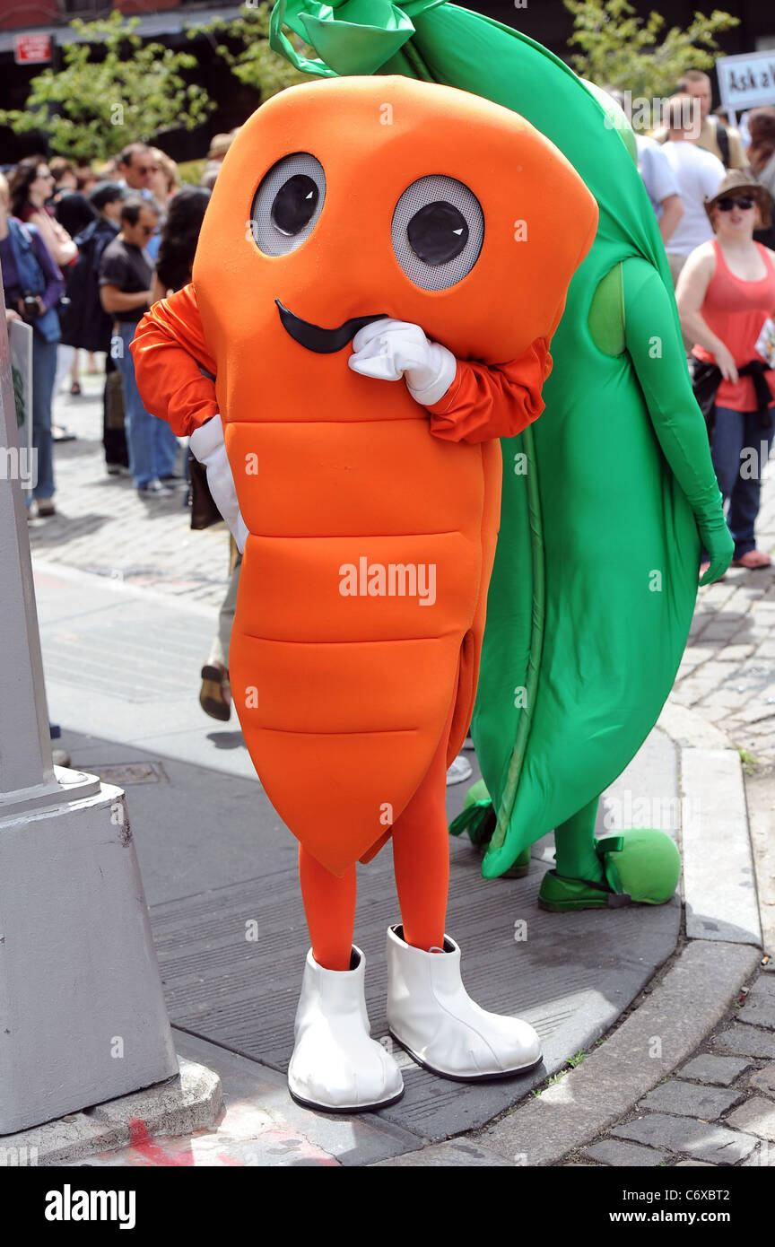 I vegetariani prendere parte all'annuale Veggie Pride Parade nel Meatpacking District di New York City, Stati Uniti d'America il 16 maggio 2010. Foto Stock