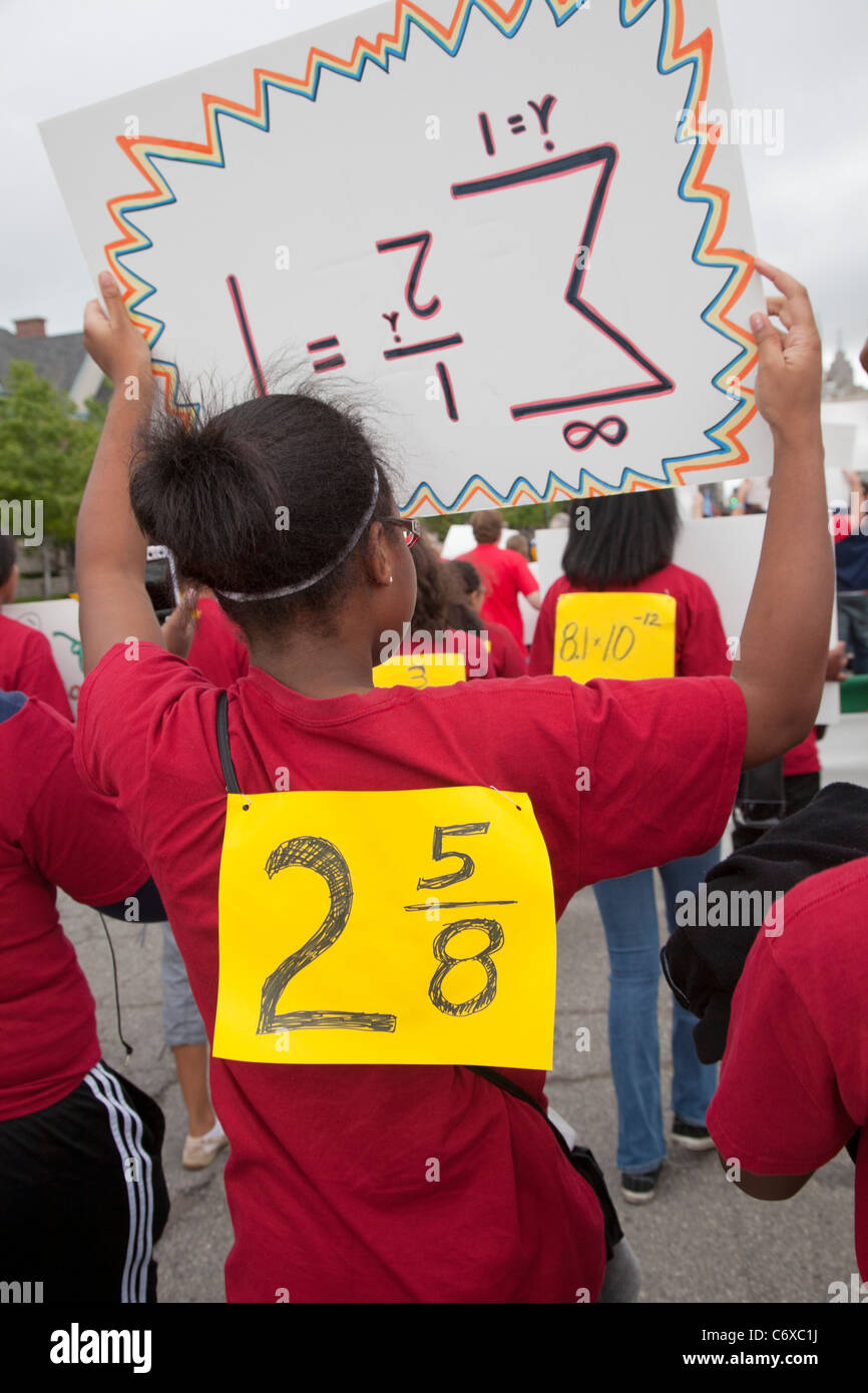 Detroit, Michigan - gli studenti delle scuole superiori in Wayne State University Math Corps programma di marzo nella parata del giorno del lavoro. Foto Stock