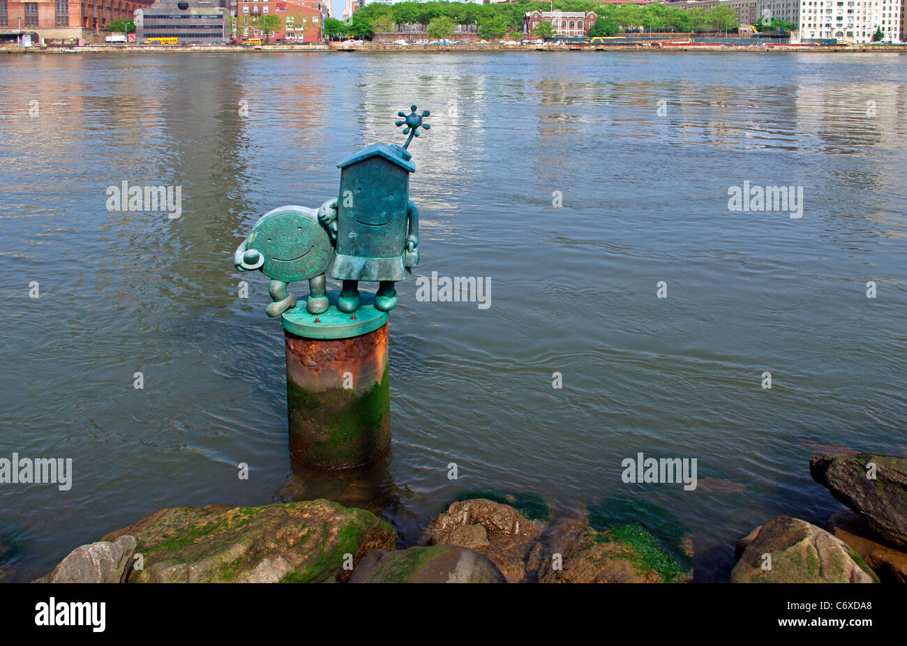 Arte pubblica da Tom Otterness 'Matrimonio di denaro e beni immobili' 1996 installato nell'East River di New York vicino a Roosevelt Island. Foto Stock