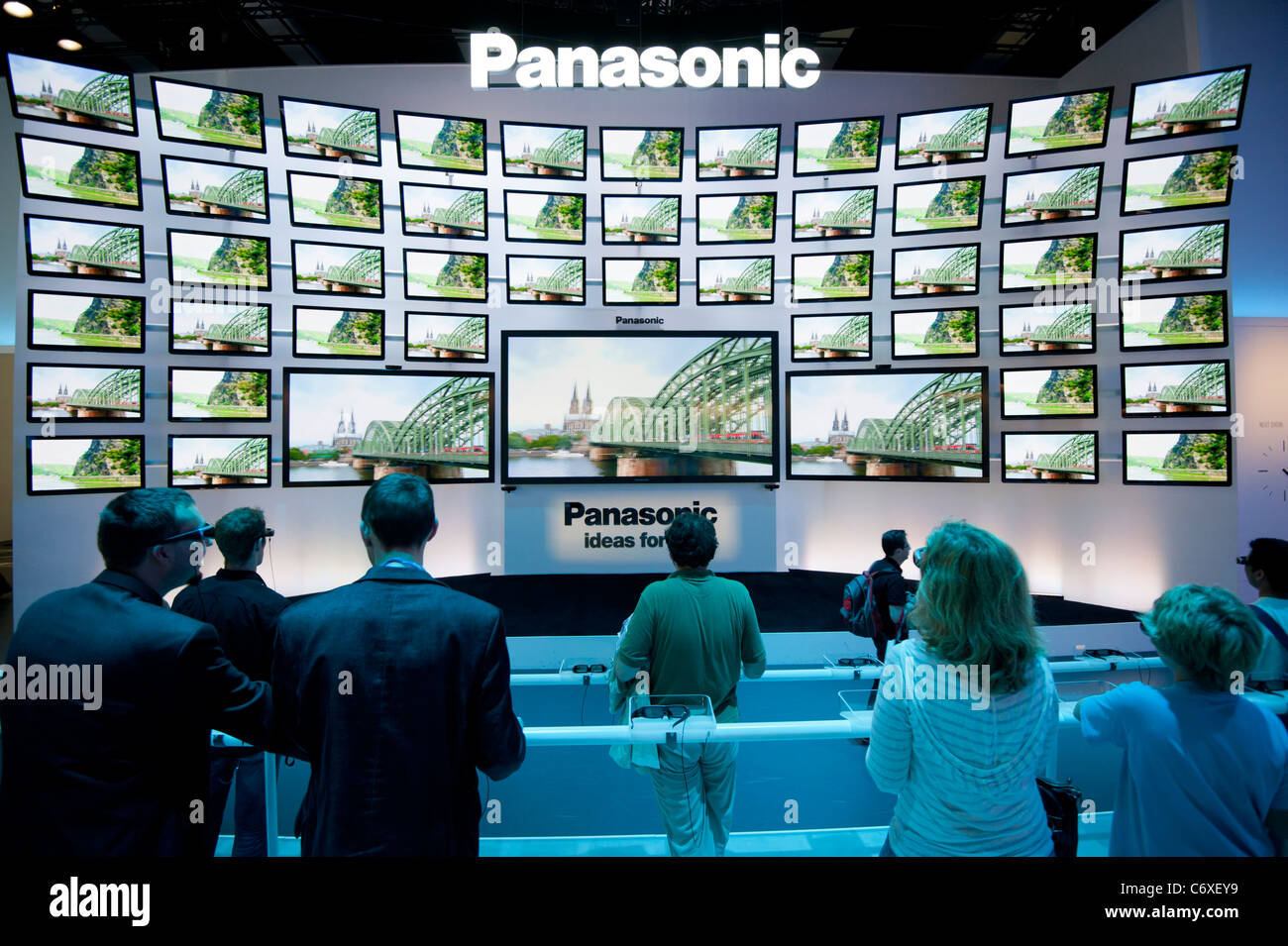 Panasonic stand con molti 3D schermi televisivi a IFA consumer electronics fiera commerciale di Berlino Germania 2011 Foto Stock