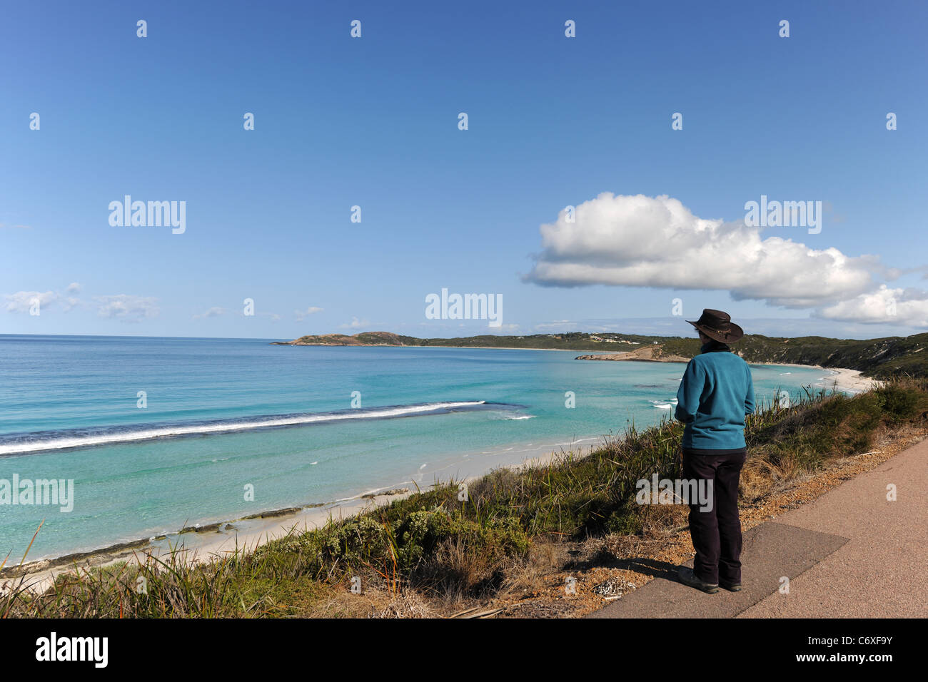 Donna che guarda il mare da West Beach, Esperance, Australia occidentale, Australia Foto Stock