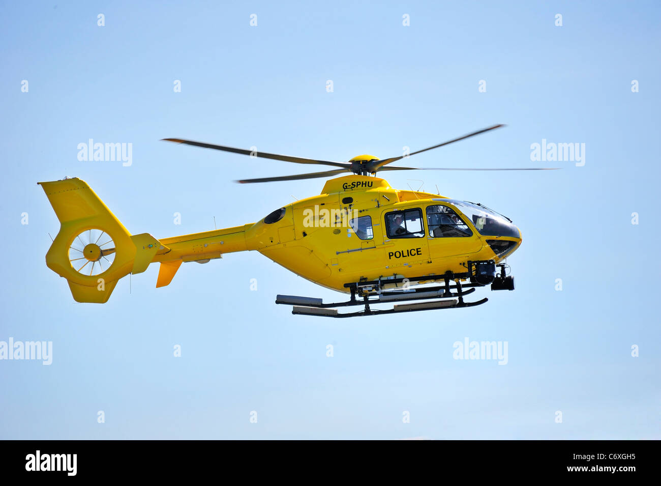 Un elicottero della polizia di Strathclyde forza proveniente a terra contro un cielo blu chiaro Foto Stock