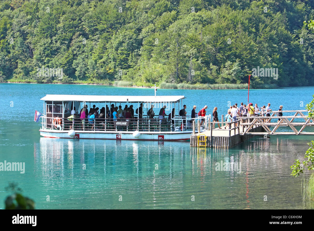 Lago nel profondo della foresta nel parco nazionale dei Laghi di Plitvice in Croazia Foto Stock