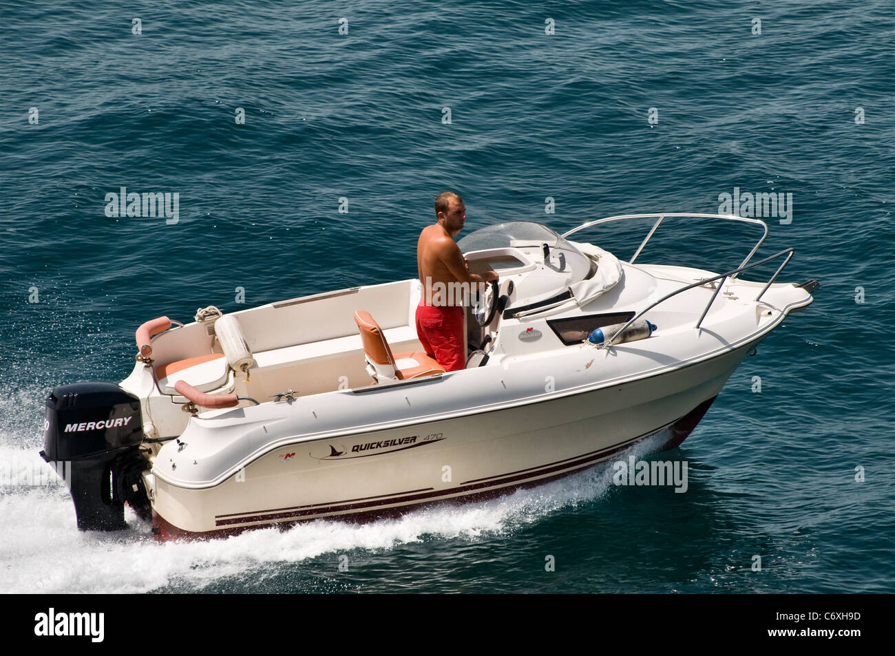 Piccola barca QuickSilver 470, Mercurio 50 singolo HP motore fuoribordo, imbarcazioni da diporto. Foto Stock