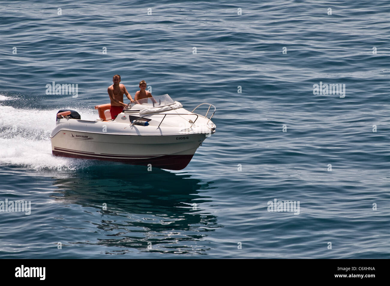 Piccola barca veloce QuickSilver 470, Mercurio 50 singolo HP motore fuoribordo, imbarcazioni da diporto. Foto Stock