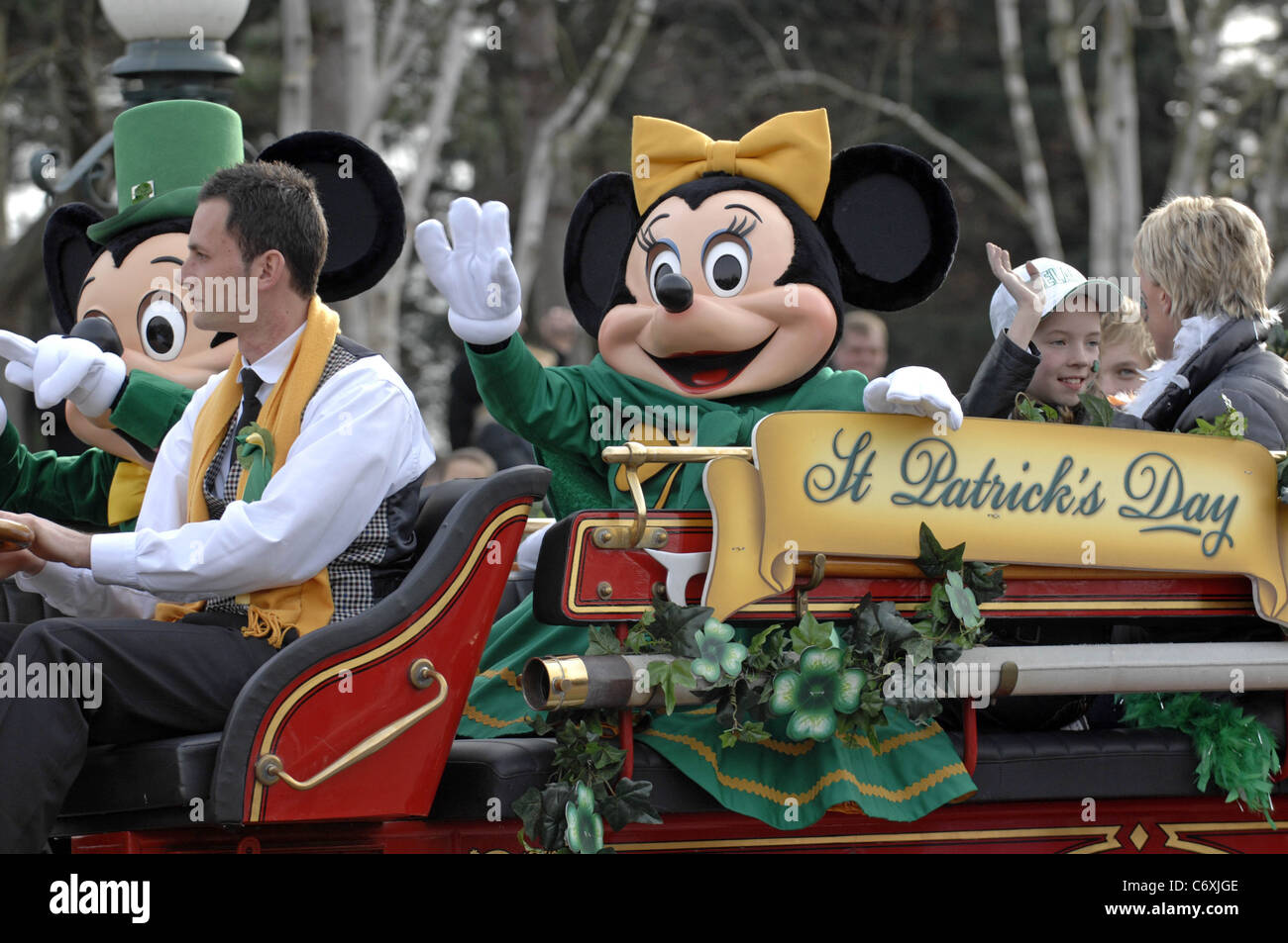 Il Saint Patricks day parade attraverso Disneyland nei pressi di Parigi, Francia. ...Solo uso editoriale... Foto Stock