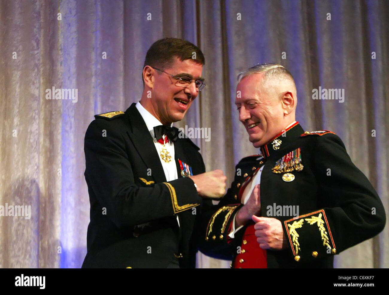 Il generale James Mattis, Generale Stephan Abrial il 2010 Consiglio atlantico awards la cena al Ritz Carlton Hotel di Washington DC, Foto Stock