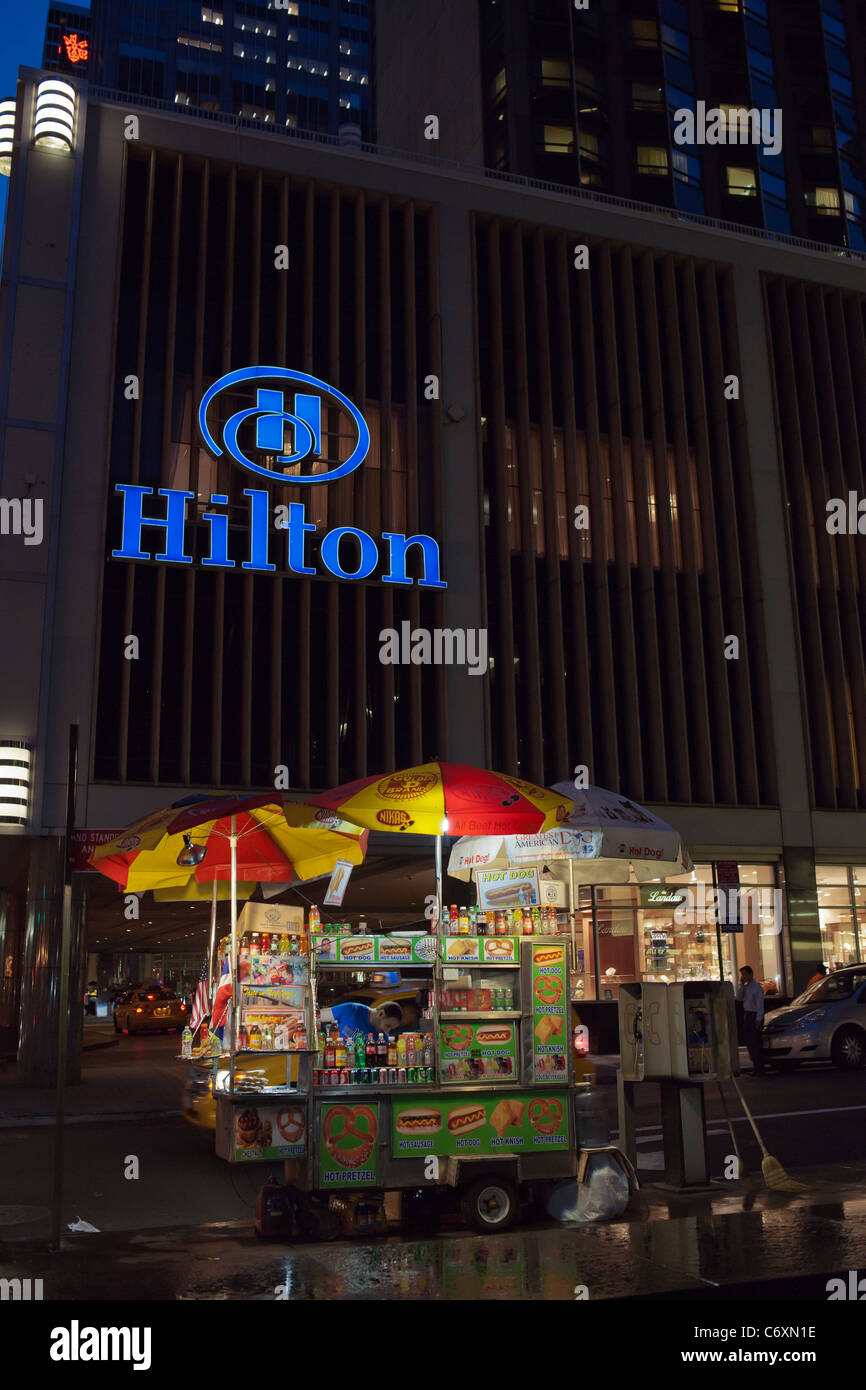 Un hot dog vendor sulla sesta Avenue in New York di fronte all'Hilton Hotel di giovedì, 1 settembre 2011. (© Richard B. Levine) Foto Stock