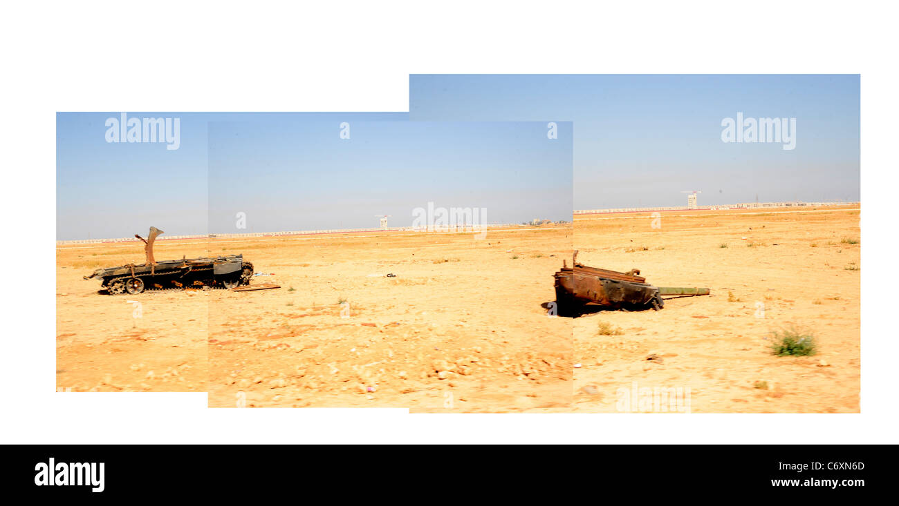 Una soffiata T54/54 nel deserto sulla linea del fronte , dalla NATO jetsin Libia Foto Stock