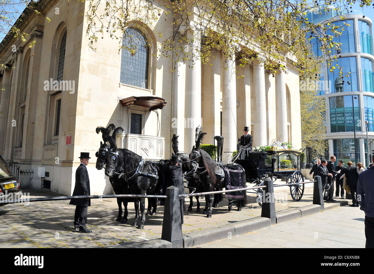 Un carro trainato da cavalli porta la bara contenente il corpo del compianto Malcolm McLaren che morì di mesotelioma pleurico in aprile Foto Stock