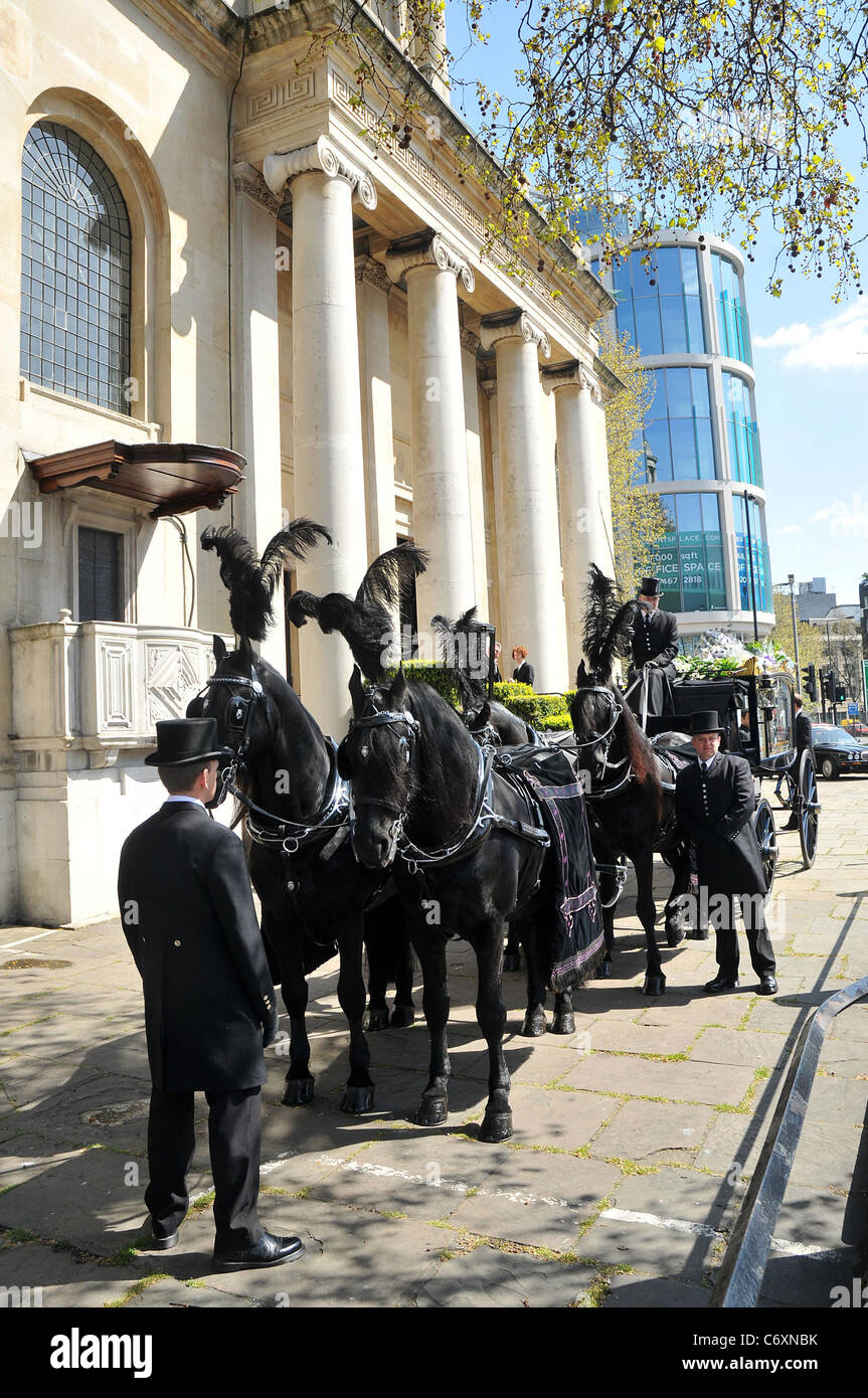 Un carro trainato da cavalli porta la bara contenente il corpo del compianto Malcolm McLaren che morì di mesotelioma pleurico in aprile Foto Stock