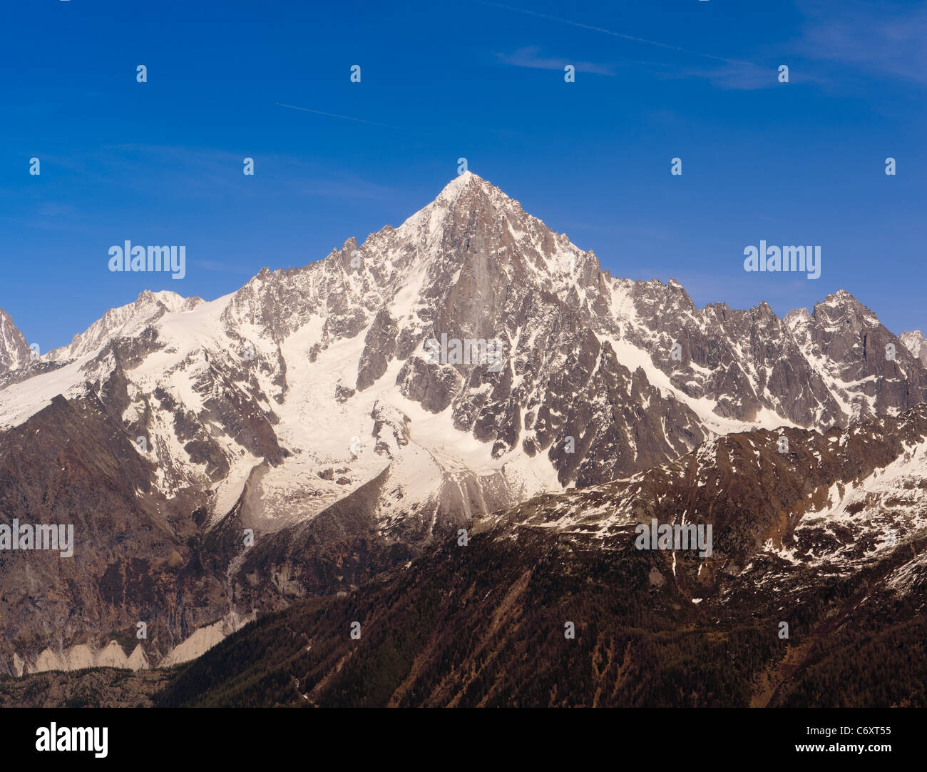 Snowbound picco di montagna. Le Alpi francesi sulla valle di Chamonix Mont Blanc massif, Aiguille Verte. Foto Stock