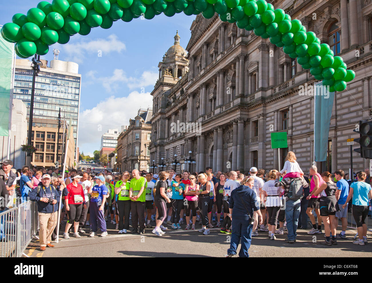 Raduno di persone al di fuori di Glasgow City Chambers all'inizio della Bank of Scotland grande scozzese Run, 2011. Foto Stock