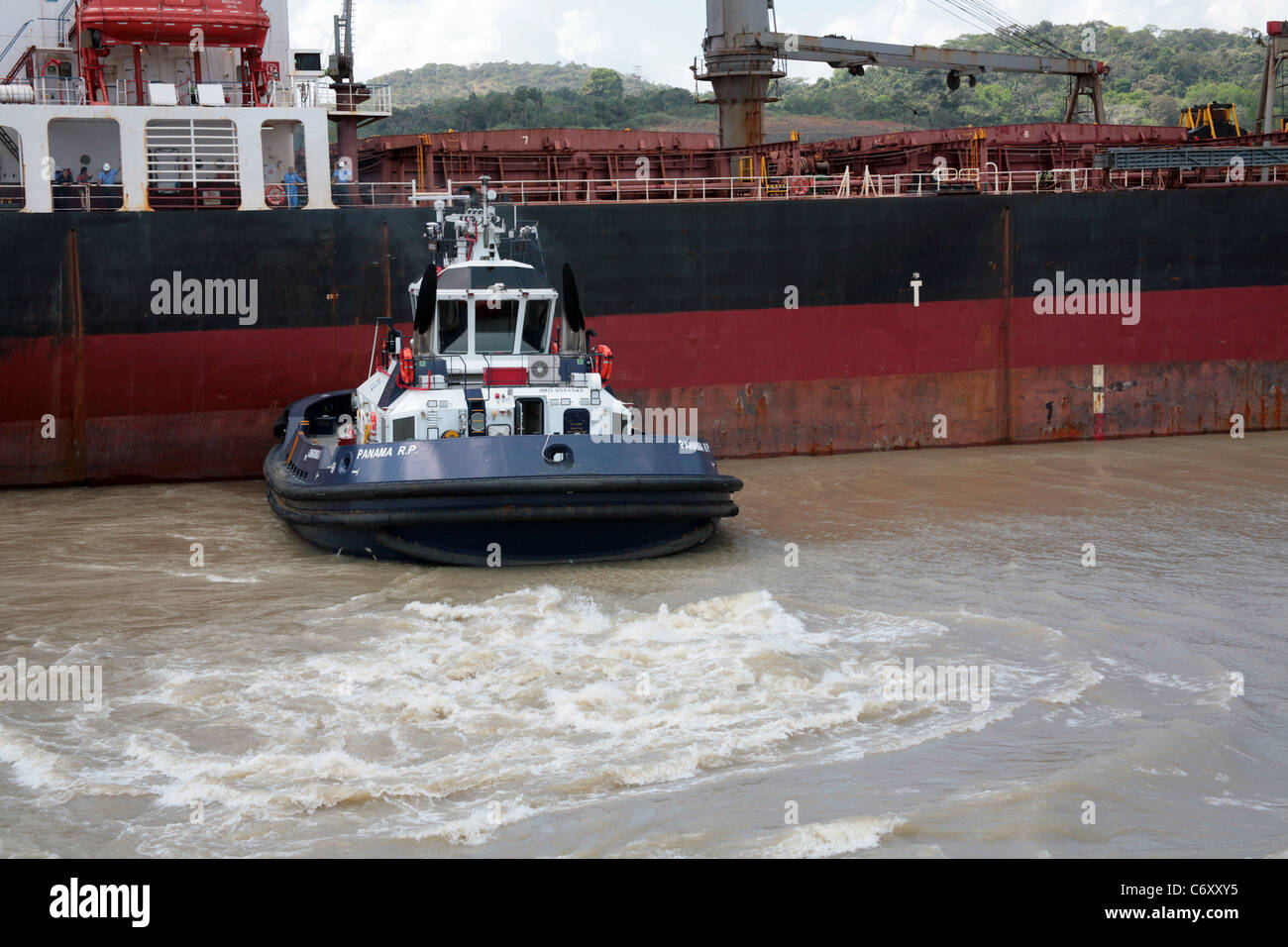 Rimorchiatore a traino operanti nel canale di Panama su le operazioni diurne. Foto Stock